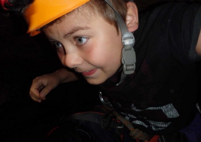 Peque pasando por la parle estrecha de la cueva